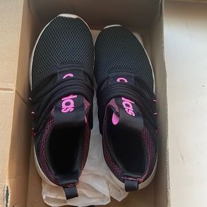 Girls adidas size 4 slip on sneaker